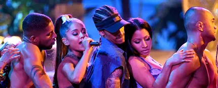 Ariana Grande y Nicki Minaj durante su actuación en los American Music Awards 2016 Ariana Grande y Nicki Minaj durante su actuación en los American Music Awards 2016