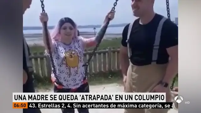 Rescatan a una madre que se quedó atrapada en un columpio