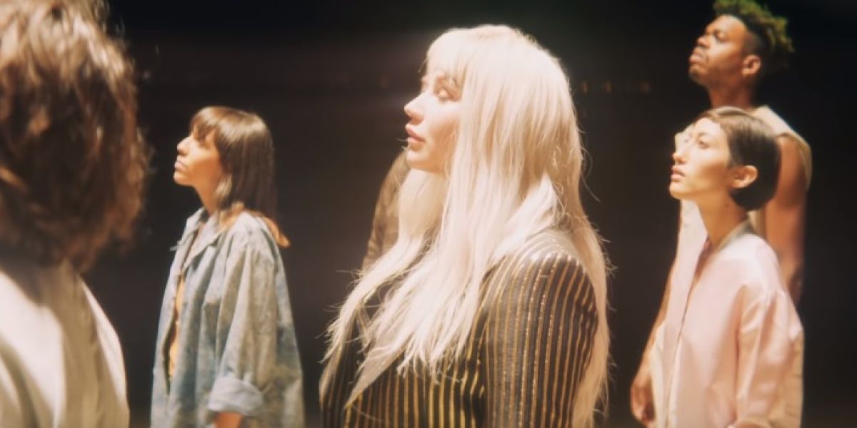 Kesha en el videoclip de 'Hymn'