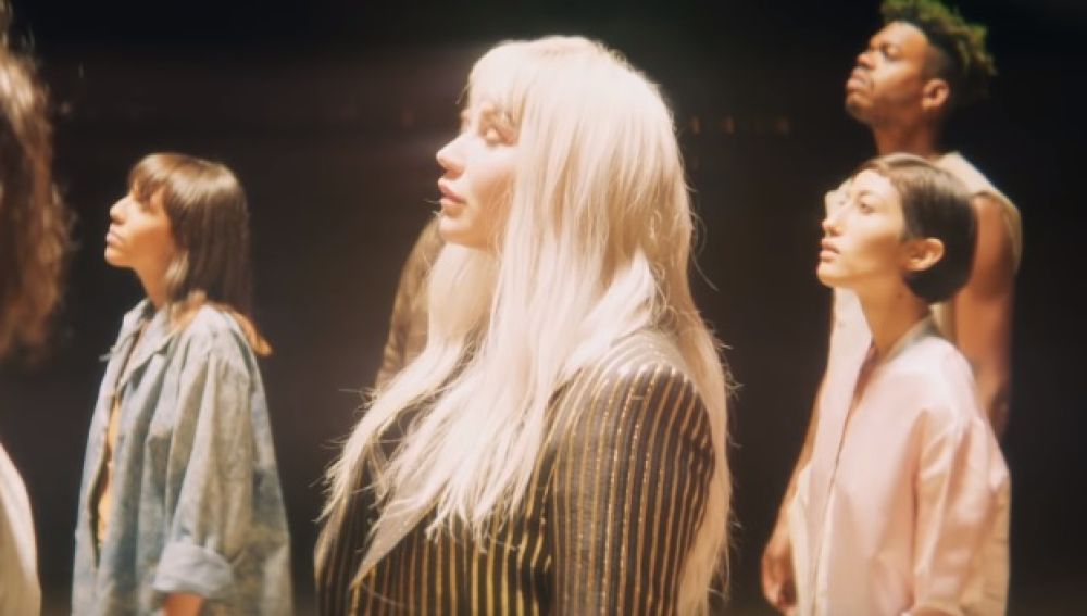 Kesha en el videoclip de 'Hymn'