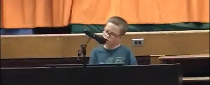 El pequeño Adam interpretando a piano 'Imagine' de John Lennon El pequeño Adam interpretando a piano 'Imagine' de John Lennon