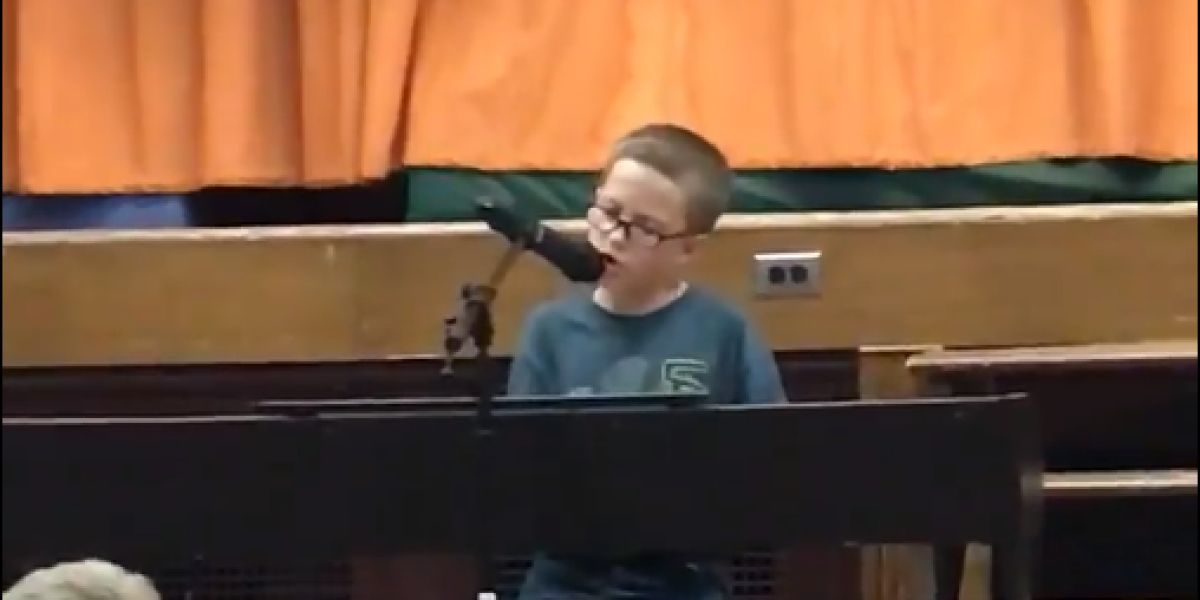 El pequeño Adam interpretando a piano 'Imagine' de John Lennon