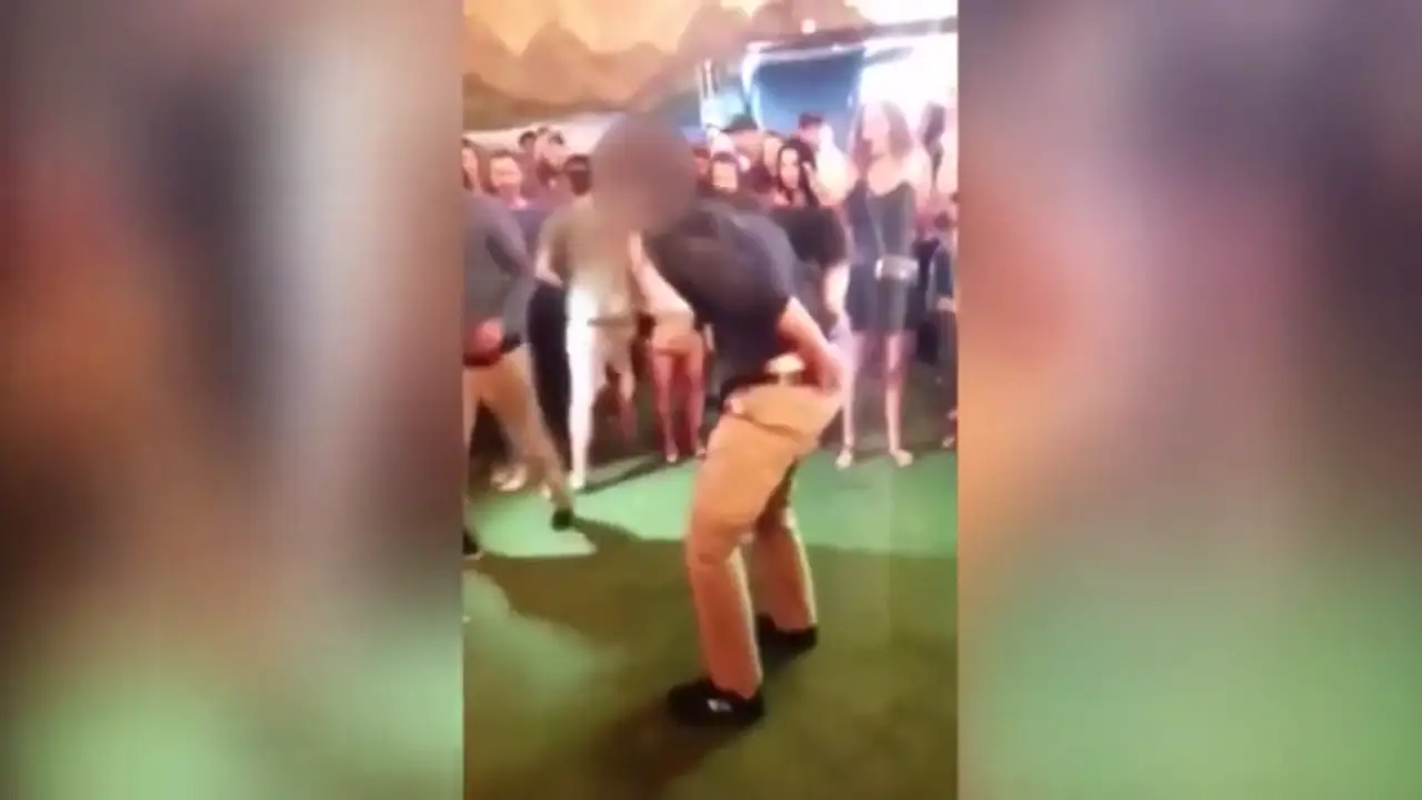 <p>El arma de un agente del FBI se le dispara mientras bailaba en un bar de Denver</p> <p>El arma de un agente del FBI se le dispara mientras bailaba en un bar de Denver</p>
