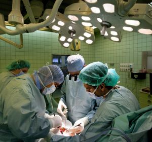 Imagen de archivo de varios cirujanos trabajando en una operación de transplante de riñón de un donante vivo Imagen de archivo de varios cirujanos trabajando en una operación de transplante de riñón de un donante vivo