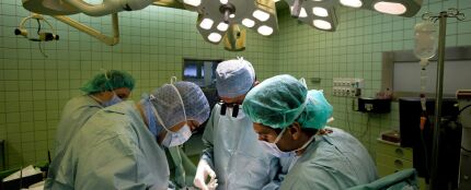 Imagen de archivo de varios cirujanos trabajando en una operación de transplante