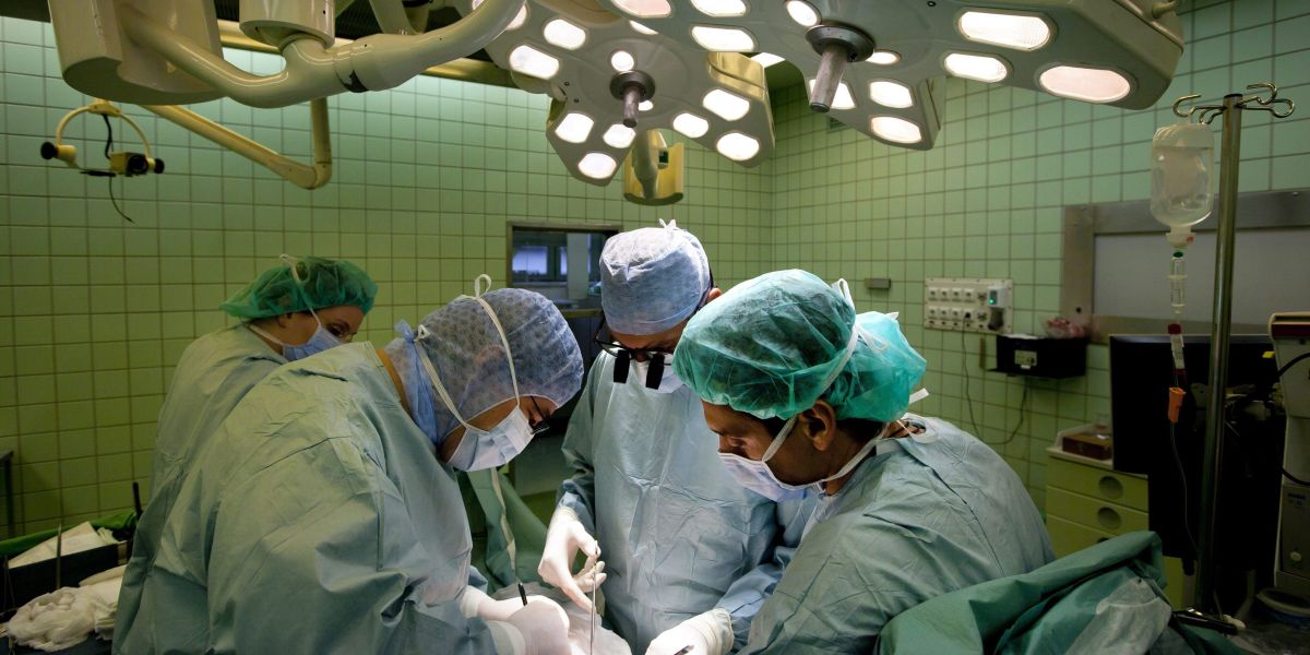 Imagen de archivo de varios cirujanos trabajando en una operación de transplante de riñón de un donante vivo