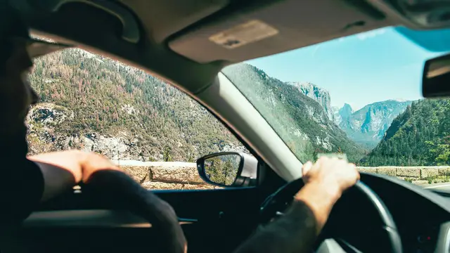 Conducir con el brazo en la ventanilla