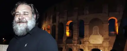 Russell Crowe junto al Coliseo de Roma Russell Crowe junto al Coliseo de Roma