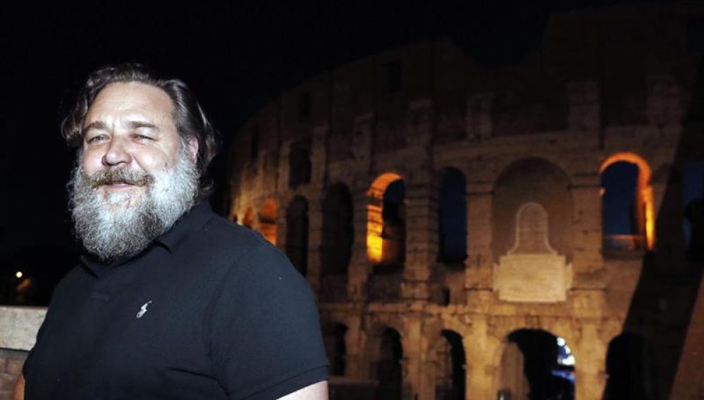 Russell Crowe junto al Coliseo de Roma