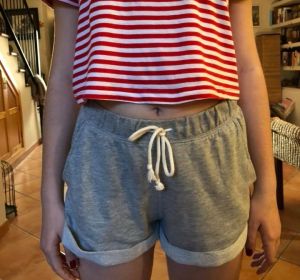 La ropa que llevó la joven al colegio La ropa que llevó la joven al colegio