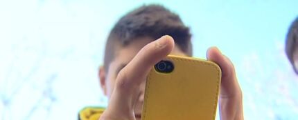 Un joven usando su tel&eacute;fono m&oacute;vil
