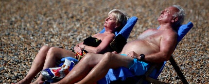 Personas tomando el sol