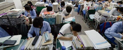 Imagen de archivo de estudiantes chinos de secundaria prepar&aacute;ndose para el examen anual 'Gaokao'.