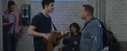 Shawn Mendes VS James Corden en una batalla "callejera" de covers Shawn Mendes VS James Corden en una batalla "callejera" de covers