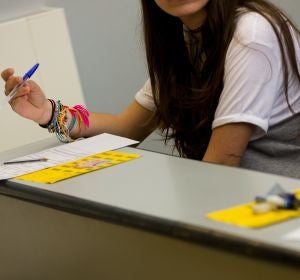 Una alumna se concentra antes de examinarse de selectividad Una alumna se concentra antes de examinarse de selectividad