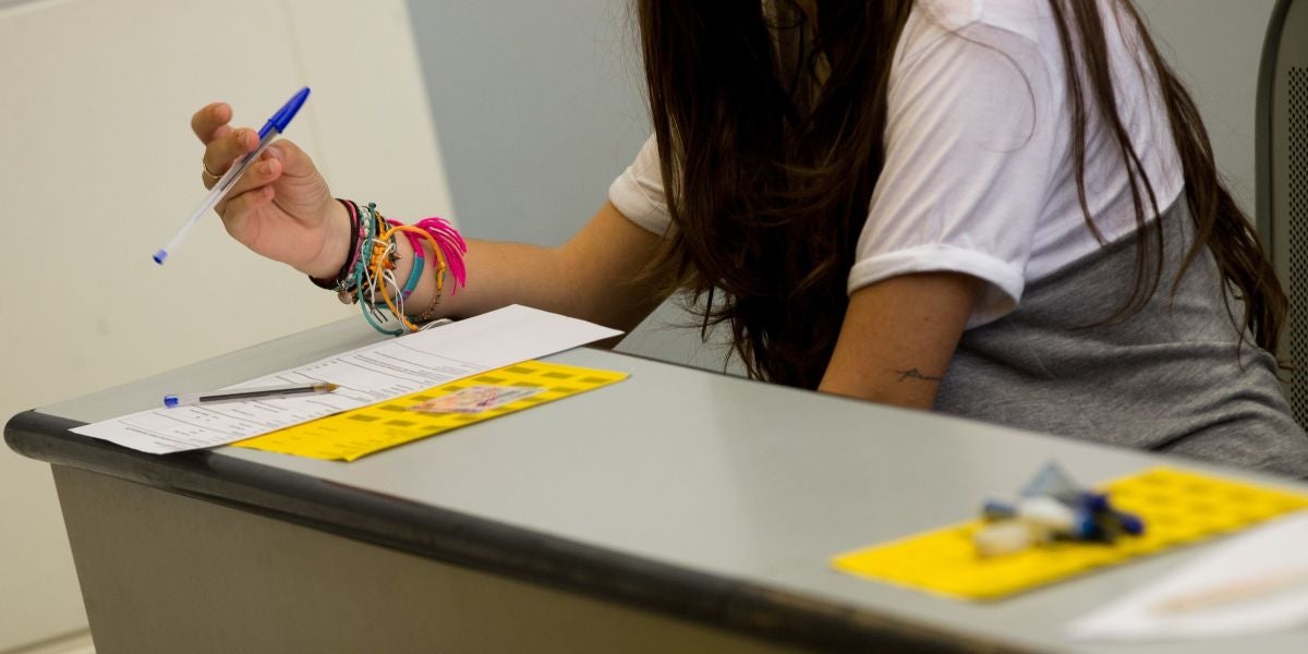 Una alumna se concentra antes de examinarse de selectividad