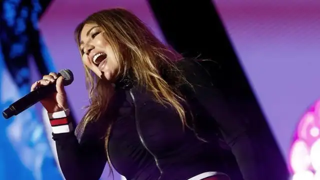 Amaia Montero durante su concierto en Piélagos, Cantabria