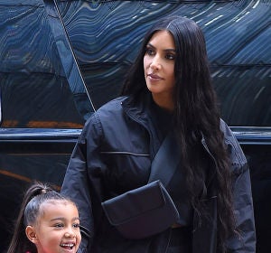 Kim Kardashian le alisa el pelo a su hija North West Kim Kardashian le alisa el pelo a su hija North West