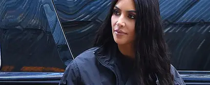 Kim Kardashian le alisa el pelo a su hija North West Kim Kardashian le alisa el pelo a su hija North West