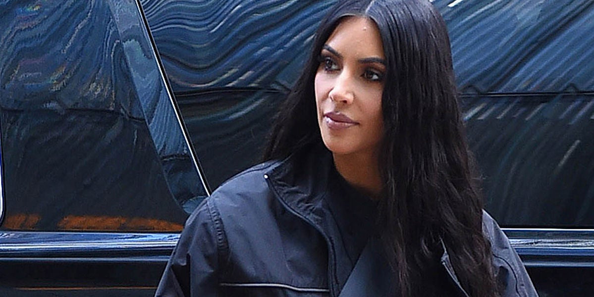 Kim Kardashian le alisa el pelo a su hija North West