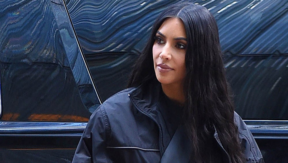 Kim Kardashian le alisa el pelo a su hija North West