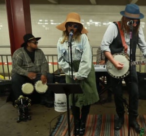 Christina Aguilera y Jimmy Fallon cantan como artistas callejeros en el metro de Nueva York Christina Aguilera y Jimmy Fallon cantan como artistas callejeros en el metro de Nueva York