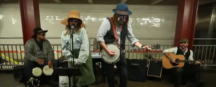 Christina Aguilera y Jimmy Fallon cantan como artistas callejeros en el metro de Nueva York Christina Aguilera y Jimmy Fallon cantan como artistas callejeros en el metro de Nueva York