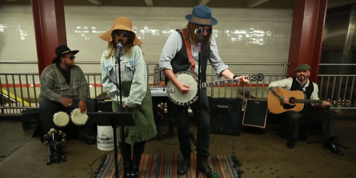 Christina Aguilera y Jimmy Fallon cantan como artistas callejeros en el metro de Nueva York