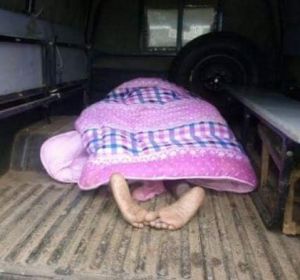 Se queda enganchado con su amante tras un hechizo de su mujer Se queda enganchado con su amante tras un hechizo de su mujer