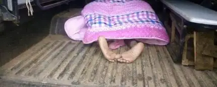 Se queda enganchado con su amante tras un hechizo de su mujer Se queda enganchado con su amante tras un hechizo de su mujer