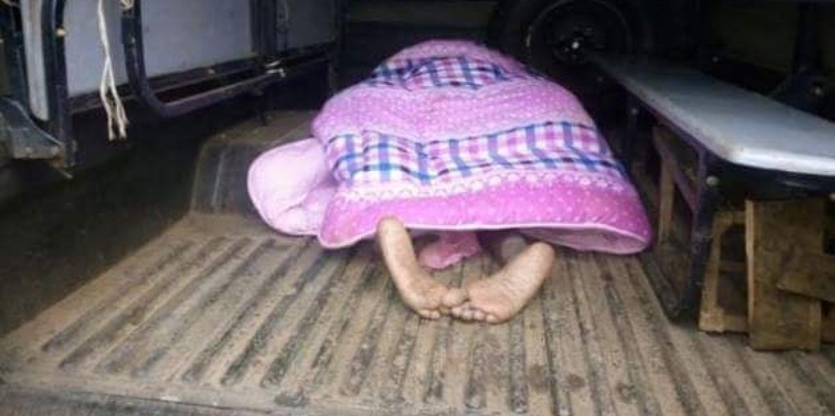 Se queda enganchado con su amante tras un hechizo de su mujer