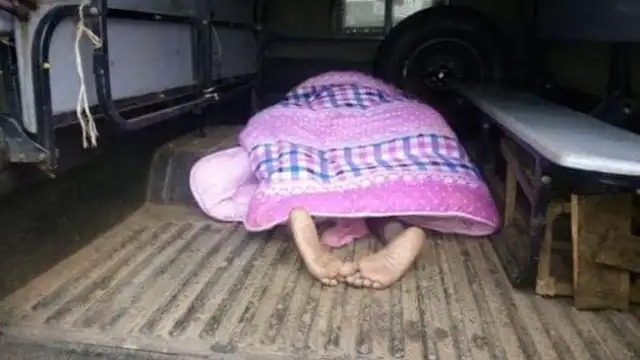 Se queda enganchado con su amante tras un hechizo de su mujer