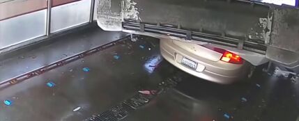 Un hombre destroza su coche tras no entender las instrucciones del lavado automático del vehículo