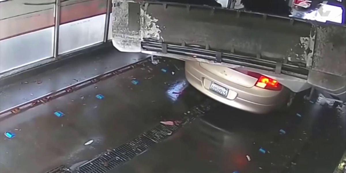Un hombre destroza su coche tras no entender las instrucciones del lavado automático del vehículo