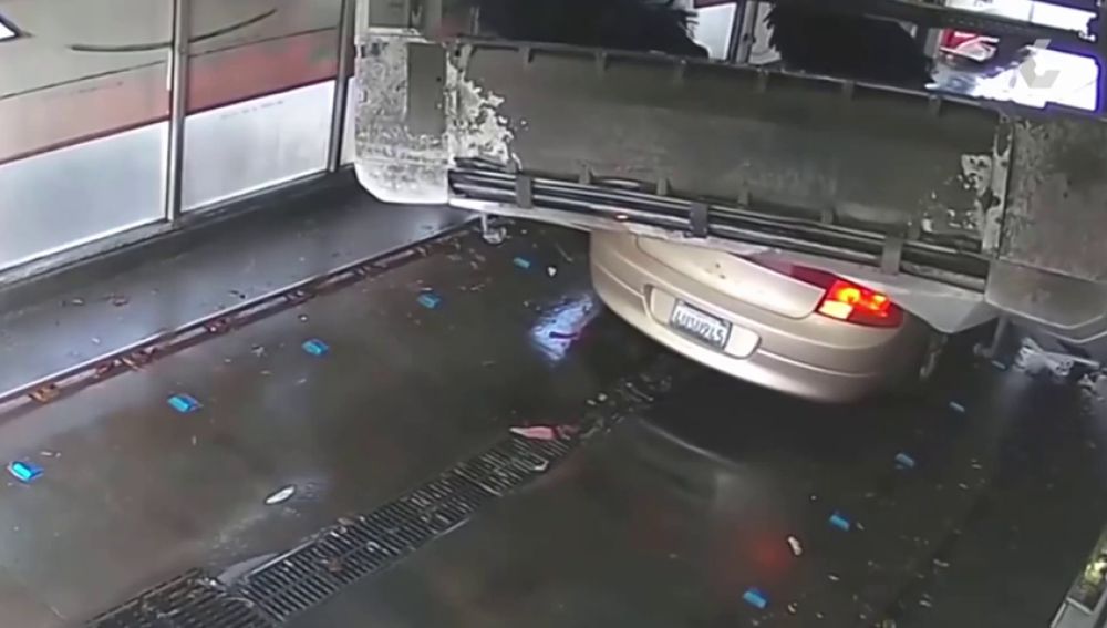 Un hombre destroza su coche tras no entender las instrucciones del lavado automático del vehículo