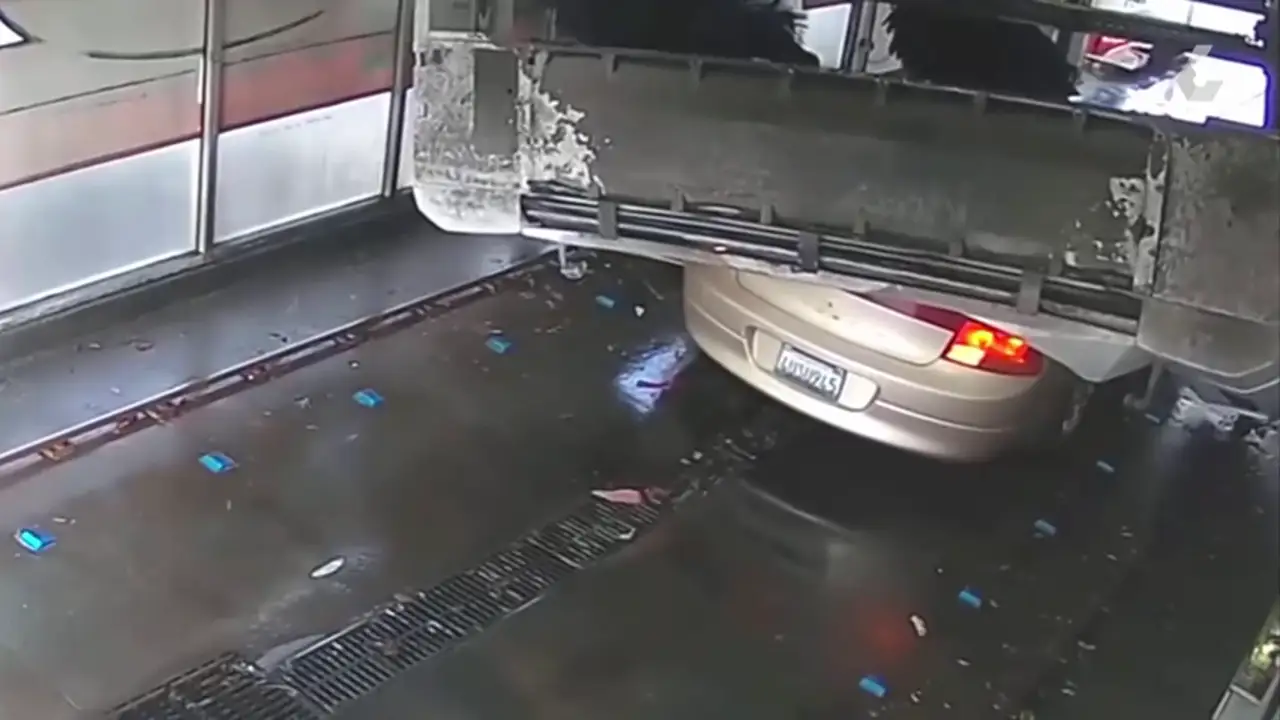 Un hombre destroza su coche tras no entender las instrucciones del lavado automático del vehículo Un hombre destroza su coche tras no entender las instrucciones del lavado automático del vehículo