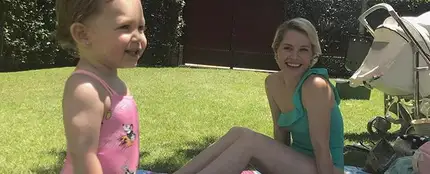 Soraya Arnelas y su hija Manuela en la piscina Soraya Arnelas y su hija Manuela en la piscina