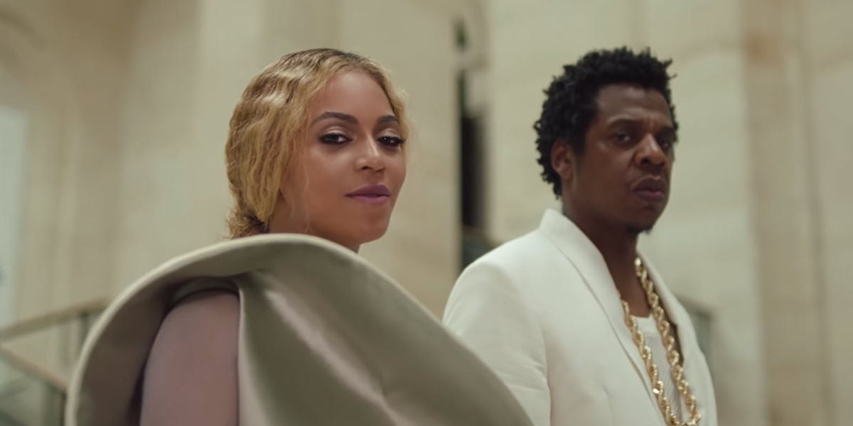 Beyoncé y Jay Z en el videoclip de APESHIT, grabado en el Louvre