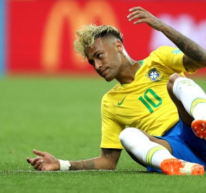 Neymar, en el suelo durante el partido contra Suiza Neymar, en el suelo durante el partido contra Suiza