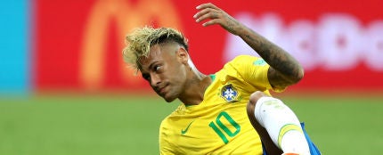 Neymar, en el suelo durante el partido contra Suiza