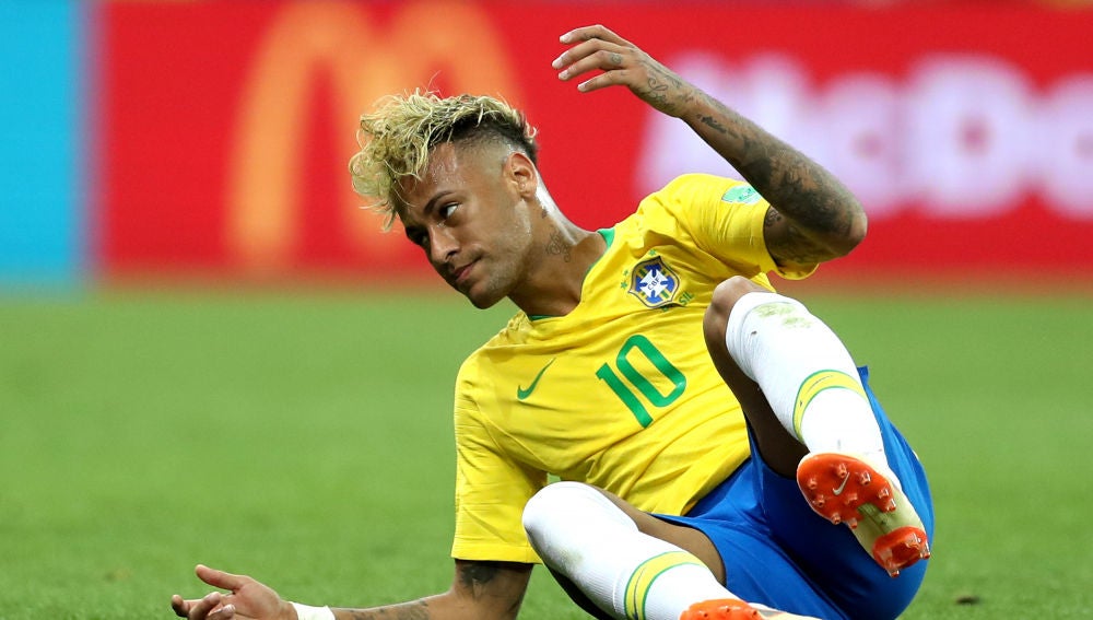 Neymar, en el suelo durante el partido contra Suiza