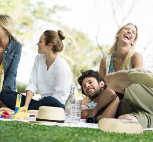 Un grupo de jóvenes haciendo un picnic Un grupo de jóvenes haciendo un picnic