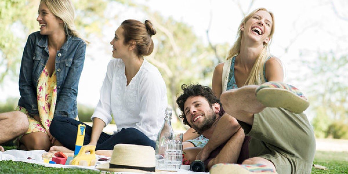 Un grupo de jóvenes haciendo un picnic