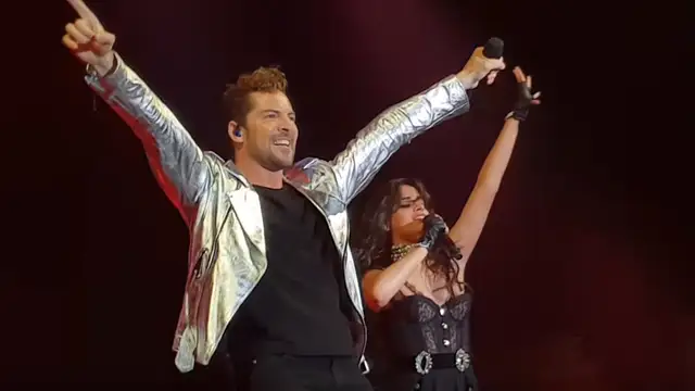 David Bisbal y Camila Cabello actuando en Madrid