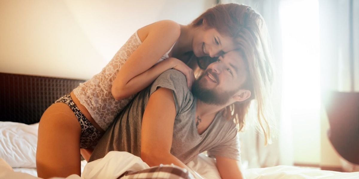 Pareja juega en la cama