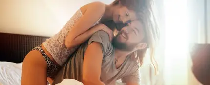 Pareja juega en la cama Pareja juega en la cama