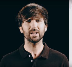 David Otero en el videoclip de 'Gira' David Otero en el videoclip de 'Gira'