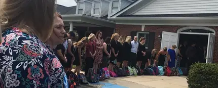 El funeral de la maestra que no quería flores y deseaba mochilas para niños desfavorecidos El funeral de la maestra que no quería flores y deseaba mochilas para niños desfavorecidos