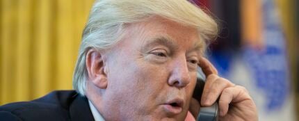 Imagen de Donald Trump al tel&eacute;fono
