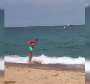 La absurda forma de entrar en el agua en una playa de Cádiz La absurda forma de entrar en el agua en una playa de Cádiz